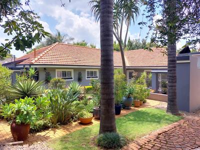 Cottage For Rent in Linden, Johannesburg